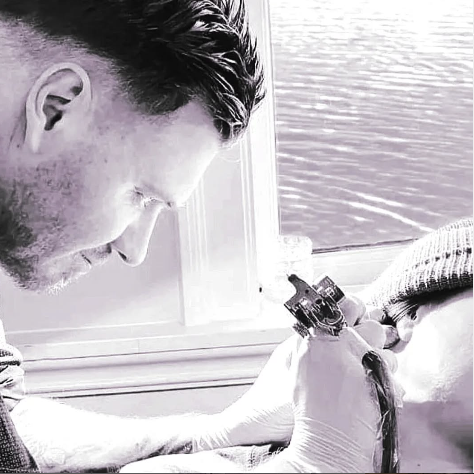 Anton að vinna í tattú stúdíói